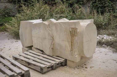 Pryluky, Ukrayna - 09 / 14 / 2019: Vinç kullanılarak taş heykellerin yerleştirilmesi