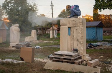 Pryluky, Ukrayna - 09 / 14 / 2019: Vinç kullanılarak taş heykellerin yerleştirilmesi
