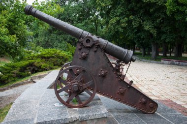 Parkta duran eski demir top.
