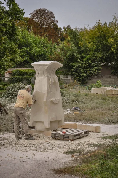 Прилуцький Україна 2019 Встановлення Кам Яних Скульптур Допомогою Крана — стокове фото