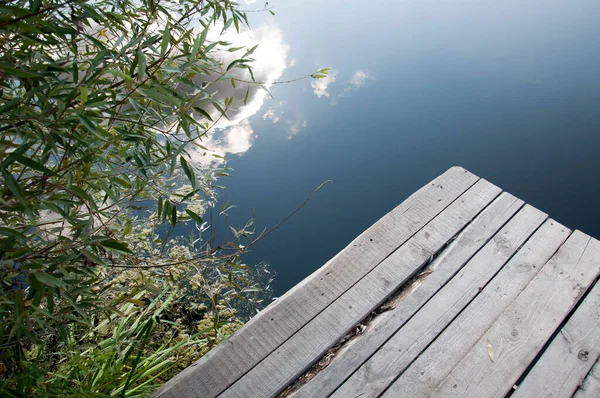 川の近くの小さな木製の桟橋 プロジェクトの品質イメージ — ストック写真
