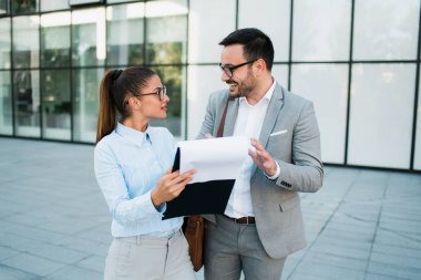 Genç iş adamı ve iş kadın birlikte çalışan, iş fikirleri ve iş planları hakkında konuşmak.