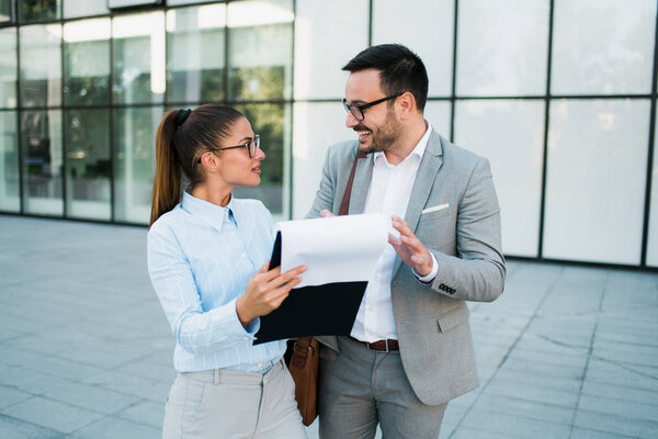 Молодой бизнесмен и деловая женщина работают вместе, обсуждают бизнес-идеи и бизнес-планы
.