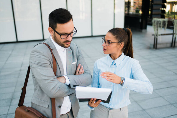 Молодой бизнесмен и деловая женщина работают вместе, обсуждают бизнес-идеи и бизнес-планы
.