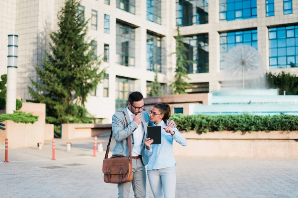 Schöne Junge Geschäftsfrau Und Geschäftsfrau Steht Draußen Business Center Mit — Stockfoto