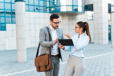 Birbirimizi iş fikirleri gösterilen söz, birlikte tablet ve iş planı kullanarak çalışan genç başarılı iş adamları.