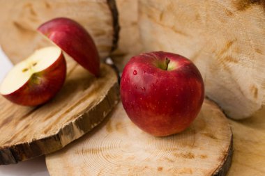 Bir kesim, iki elma bir ağaç, çam günlük, ıslak Apple taze kırmızı sulu elma