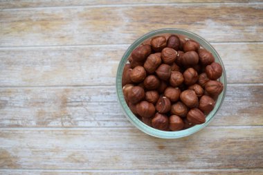 izole üzerinde beyaz arka plan ağaç fındık bir cam kavanoz