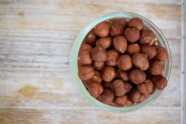 izole üzerinde beyaz arka plan ağaç fındık bir cam kavanoz