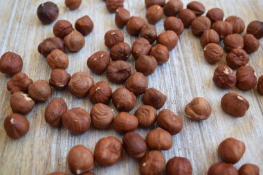 izole üzerinde beyaz arka plan ağaç fındık bir cam kavanoz