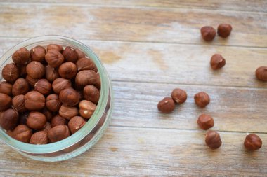 izole üzerinde beyaz arka plan ağaç fındık bir cam kavanoz