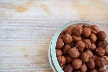 izole üzerinde beyaz arka plan ağaç fındık bir cam kavanoz