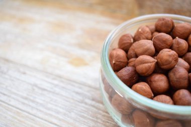 izole üzerinde beyaz arka plan ağaç fındık bir cam kavanoz