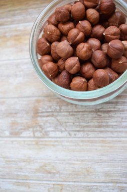 bir cam fındık ağacı üzerinde izole beyaz arka plan kavanoz. Dikey