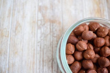 izole üzerinde beyaz arka plan ağaç fındık bir cam kavanoz