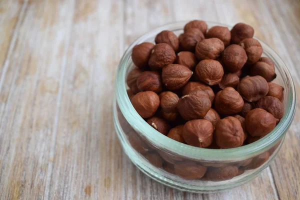 izole üzerinde beyaz arka plan ağaç fındık bir cam kavanoz