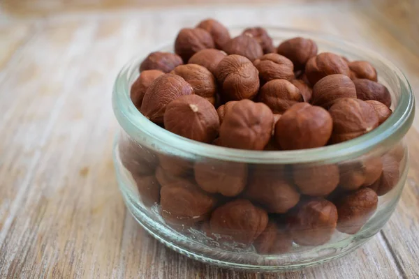 izole üzerinde beyaz arka plan ağaç fındık bir cam kavanoz