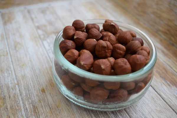 izole üzerinde beyaz arka plan ağaç fındık bir cam kavanoz