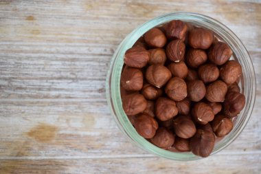 Fındık ağacı arka planda bir cam kavanoza. Kopya alanı.