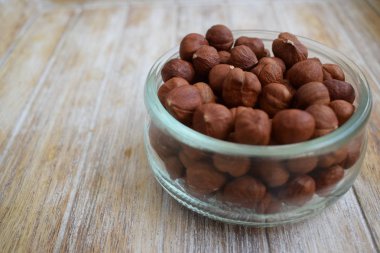 Fındık ağacı arka planda bir cam kavanoza. Kopya alanı.