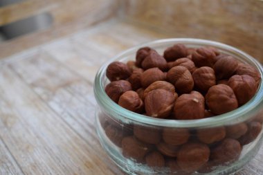 Fındık ağacı arka planda bir cam kavanoza. Kopya alanı.