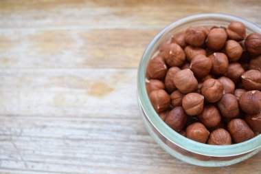 Fındık ağacı arka planda bir cam kavanoza. Kopya alanı.