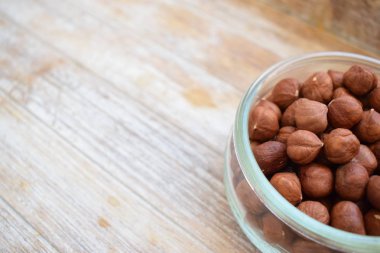 Fındık ağacı arka planda bir cam kavanoza. Kopya alanı.