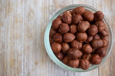 Fındık ağacı arka planda bir cam kavanoza. Kopya alanı.