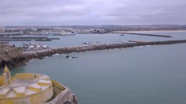 Atlantik Okyanusu ve Peniche Fort, Portekiz'de havadan insansız hava aracı görünümü. 