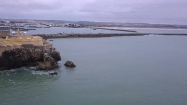 Atlantik Okyanusu ve Peniche Fort, Portekiz siluethareket hava drone izleme video. 