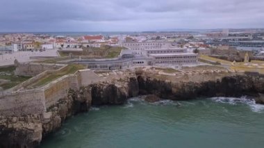 Yüksek kayalıklarla Peniche sahili ve Fort havadan görünümü. Portekiz