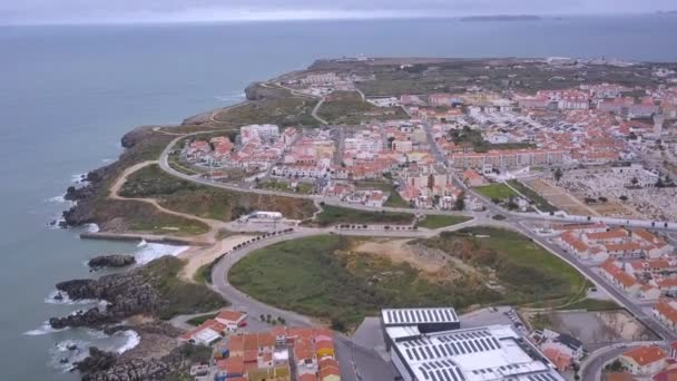 ポルトガル ペニチェの町を見下ろす美しい景色の航空映像 動きの4Kの質 — ストック動画