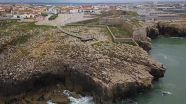 Peniche, Portekiz yukarıdan Rocky kıyıları ve fort güzel bir görünüm havadan görüntüleri. Hareket halinde4k kalite.