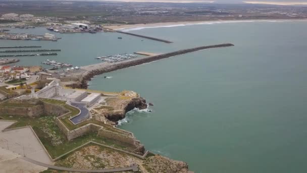 ポルトガルのペニチェにある港とフォートの美しい景色の航空写真 動きの4Kの質 — ストック動画