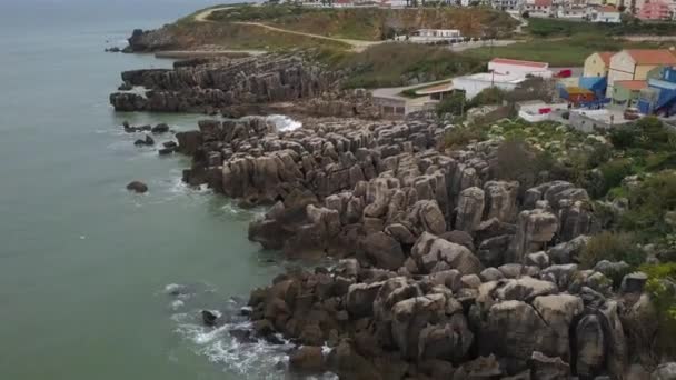 ロッキー海岸とポルトガルのペニチェの家々を見下ろす美しい景色の航空映像 動きの4Kの質 — ストック動画