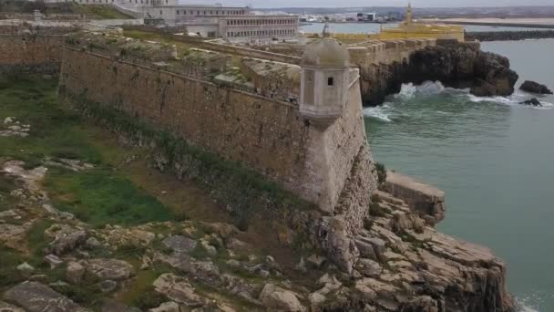 ペニチェのフォートと飛ぶカモメを見下ろす美しい景色の航空映像 ポルトガル 動きの4Kの質 — ストック動画