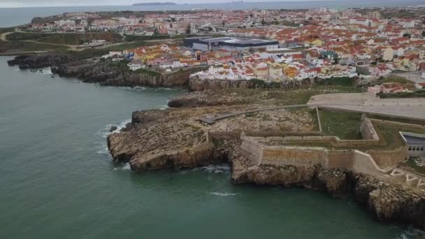 Légi Felvételek Egy Gyönyörű Kilátás Nyílik Rocky Coast Fort Házak — Stock videók