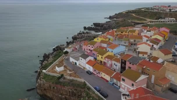 ロッキー海岸 ポルトガルのペニチェ市の家々を見下ろす美しい景色の航空映像 大西洋 動いているビデオ — ストック動画