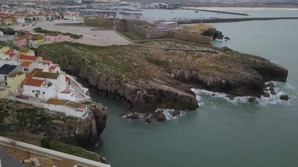 ロッキー海岸 フォート ポルトガルのペニチェ市の家々を見下ろす美しい景色の航空映像 大西洋 動いているビデオ — ストック動画