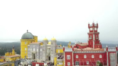 Pena Sarayı, Sintra, Portekiz, Lizbon bölgesi, Grande Lisboa, hava görünümü, drone tarafından çekilen belediyesinde bir Romantizist kale.