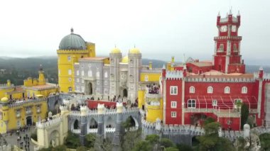 Pena Sarayı, Sintra, Portekiz, Lizbon bölgesi, Grande Lisboa, hava görünümü, drone tarafından çekilen belediyesinde bir Romantizist kale. Kamera hamle