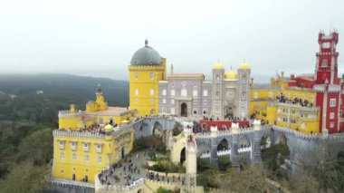 Pena Sarayı, Sintra, Portekiz, Lizbon bölgesi, Grande Lisboa, hava görünümü, drone tarafından çekilen belediyesinde bir Romantizist kale. Fotoğraf makinesi kaleye yaklaşıyor.