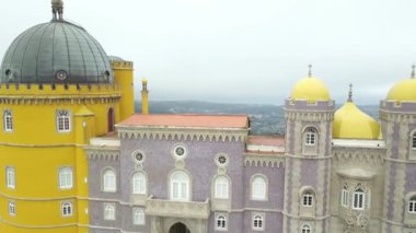 Pena Sarayı, Sintra, Portekiz, Lizbon bölgesi, Grande Lisboa, hava görünümü, drone tarafından çekilen belediyesinde bir Romantizist kale. Kamera kaleden uzağa hareket ediyor