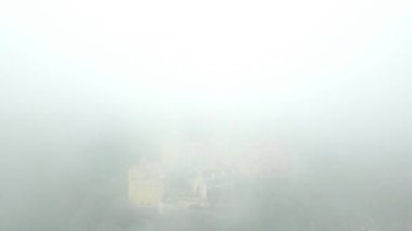 Pena Sarayı, Sintra, Portekiz, Lizbon bölgesi, Grande Lisboa, hava görünümü, drone tarafından çekilen belediyesinde bir Romantizist kale. Kilit sis, bulut ile SIKILAŞTIRILIR