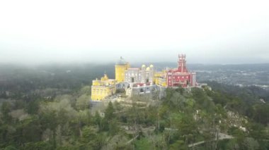 Pena Sarayı, Sintra, Portekiz, Lizbon bölgesi, Grande Lisboa, hava görünümü, drone tarafından çekilen belediyesinde bir Romantizist kale. Kilit sis, bulut ile SIKILAŞTIRILIR
