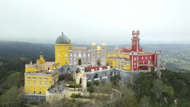 佩纳宫 一个浪漫主义城堡在辛特拉市 葡萄牙 里斯本区 大里斯本 从无人机拍摄 相机移开 锁在雾 云中吸引 — 图库视频影像