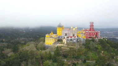 Sintra, Portekiz Pena Sarayı (Palacio da Pena) görünümü etrafında Havadan. Saray Unesco Dünya Mirası Alanı, drone'dan vuruldu.