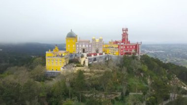Sintra, Portekiz Pena Sarayı (Palacio da Pena) görünümü etrafında Havadan. Saray Unesco Dünya Mirası Alanı, drone'dan vuruldu.