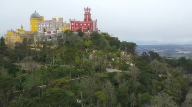 Sintra, Portekiz Pena Sarayı (Palacio da Pena) görünümü etrafında Havadan. Saray Unesco Dünya Mirası Alanı, drone'dan vuruldu.