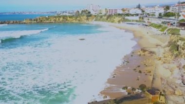 Atlantik kıyıları ve su sörfçü havadan Görünümü Cascais dalgalar üzerinde, Portekiz. Clifs sahil ve deniz